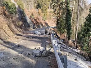 Autofahrer bei Steinschlag in Mühlbach verletzt