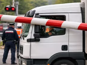 Vilpian: Lastwagen strandet auf Bahnübergang