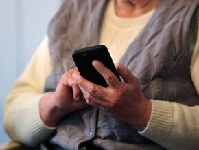 Sicher durchs Netz: Tipps für Ältere per Messenger