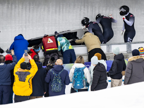 Treichl zur Viererhalbzeit Olympia-10., Mandlbauer im Spital