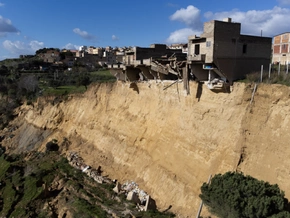 Wohnhaus stürzt in Niscemi in Abgrund