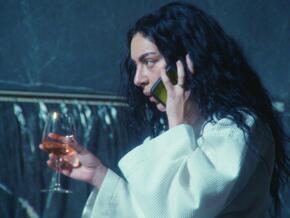 “The Moment”: Charli xcx spielt Charli xcx