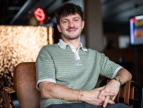 "Blumendisko": Rian spendiert eine Lokalrunde Good Vibes