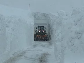 Meterhohe Schneemauern nach extremen Schneefällen in den Alpen