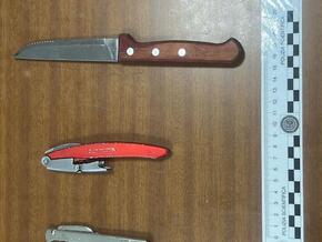 Zwei Korkenzieher und ein Messer