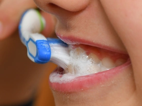 Fünf von 16 Kinderzahnpasten ohne ausreichenden Kariesschutz