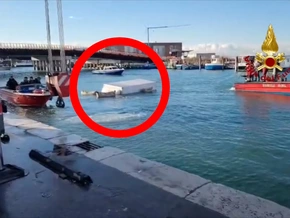 Venedig: Lieferwagen landet im Kanal
