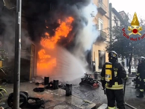 Neapel: Pizzeria geht in Flammen auf