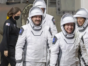 Vier Astronauten mit “Crew Dragon” an ISS angekommen