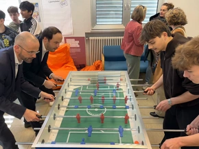 Jugendtreff an der WFO: LR Achammer greift zum Kicker - VIDEO