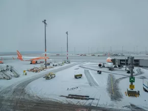 Blitzeis: Berliner Flughafen nahm Betrieb wieder auf