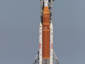 Rakete der Mondmission Artemis 2 bald in Werkshalle