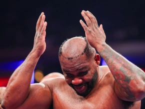 Schwergewichtsboxer verliert Toupet während des Kampfes