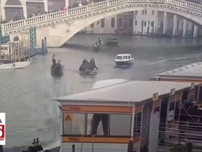 Venedig: Hier rammt eine Fähre mehrere Gondeln