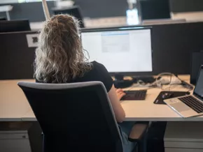 Haltung bitte: Diese App zwingt zum Geradesitzen am Rechner