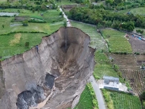 Wie Italien: Riesiges Erdloch verschlingt Äcker - VIDEO