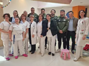 FC Südtirol besucht die Pädiatrie im Krankenhaus Bozen ­