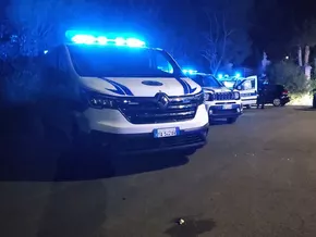 Mann rammt Überwachungskamera der Polizei