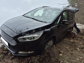 Auto kommt in Jenesien von der Straße ab