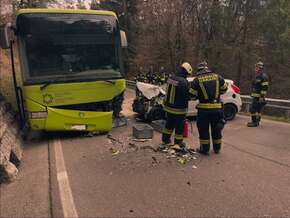 Gampenpassstraße: Zusammenstoß zwischen Bus und Pkw