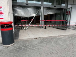 Täter rasen mit Fiat Panda durch Einkaufszentrum und plündern Juwelier