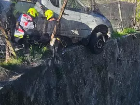 Auto rutscht in steilem Gelände ab – Feuerwehr verhindert Absturz