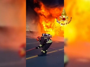 Autobahn A1: Sattelschlepper brennt lichterloh - VIDEO