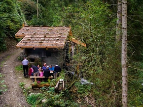 Bauernjugend zeichnet historische Mühle im Ultental aus