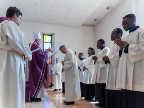 Kirchliche Dienste an Diakonatskandidaten und Seminaristen übertragen