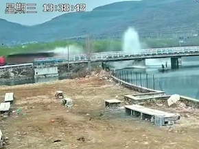 Brücke bricht unter Sattelschlepper ein - VIDEO