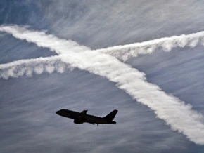 Klimakiller Flugzeug: Warum Fliegen künstlich billig bleibt