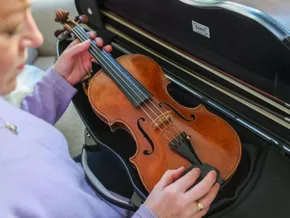 Lufthansa erlaubt nun auch größere Instrumente im Handgepäck