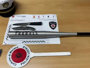 Mit Baseballschläger und Messern unterwegs