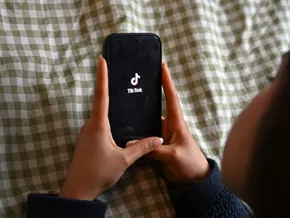 Gespaltene Meinung zu Altersgrenze bei sozialen Medien