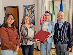 Briefmarkensammlung von Hans Innerhofer an Gemeinde Meran übergeben