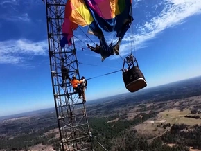 Heißluftballon bleibt am Sendemast hängen