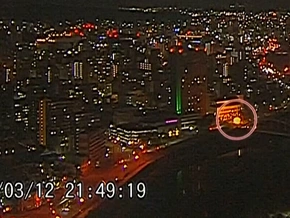 Hier fährt ein brennender Imbisswagen direkt zur Feuerwehr