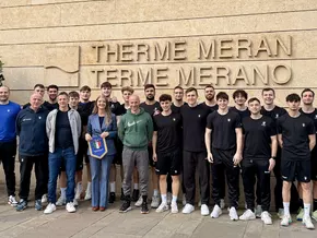 Italienische Handballnationalmannschaft badet in der Therme Meran