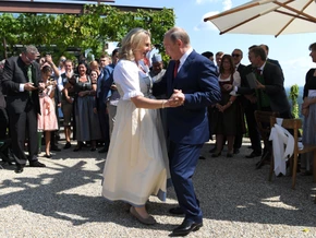 NEOS starten Vorstoß für Entzug von Kneissls Pass