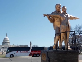 Kunstinstallation: Trump und Epstein auf sinkendem Schiff