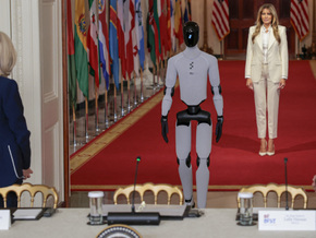 First Roboter: Melania Trump lädt besonderen Gast ins Weiße Haus ein