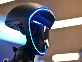 Humanoider Roboter schockt chinesische Fußgängerin