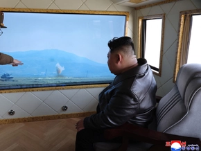 Nordkoreas Machthaber Kim bei Test von neuem Raketenantrieb