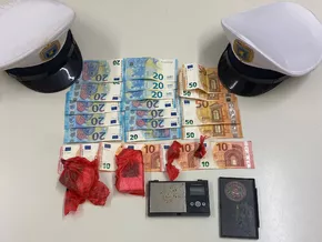 Ortspolizei Eppan stellt Drogen, Bargeld und Fahrzeug sicher