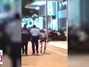 Humanoider Roboter schockt Passantin im chinesischen Macau