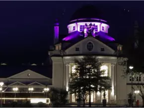 Kurhaus erstrahlt in lila Licht