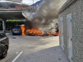 Brixen: Fahrzeuge und Wohnwagen in Flammen