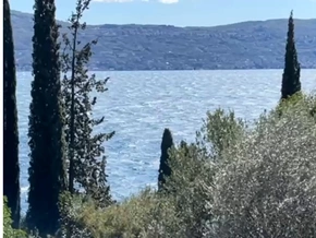 Starker Nordwind peitscht Gardasee auf – VIDEO