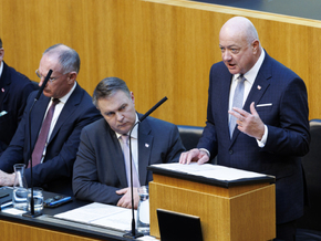 Regierung wirbt im Parlament um Ja für Treibstoff-Paket