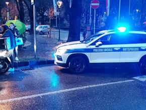 Meran: Scooter eines Pizzadienstes erfasst Fußgänger [77]